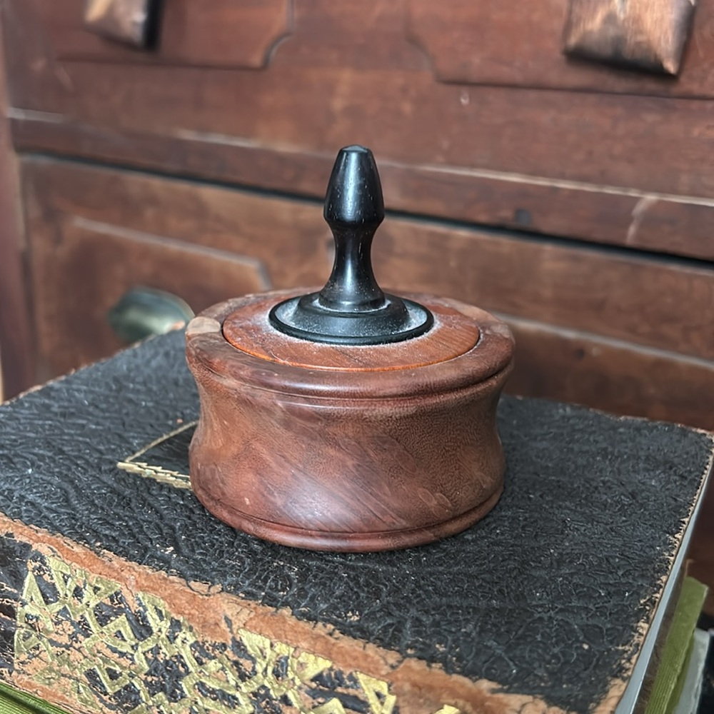 VINTAGE Round Trinket Box - Picture 9 of 9